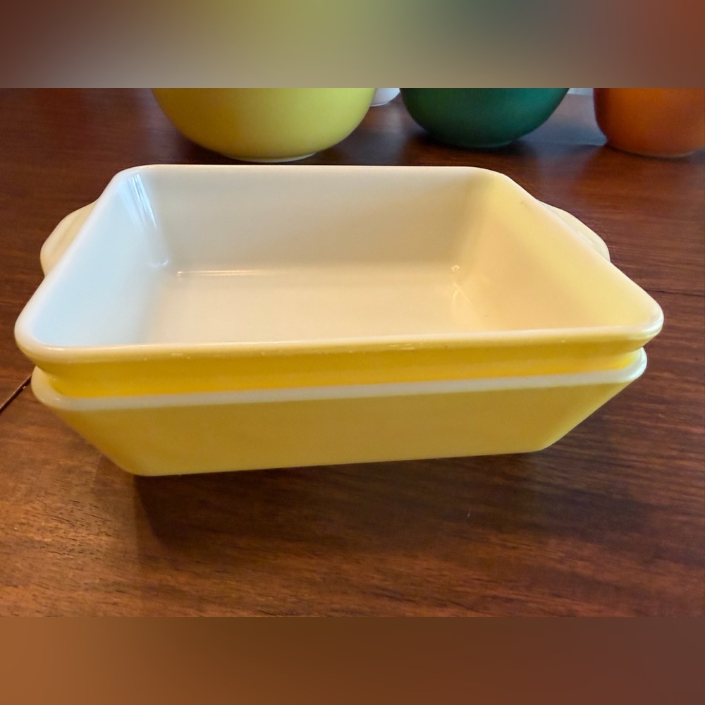 Vintage Pyrex Yellow and white Baking Dish Set